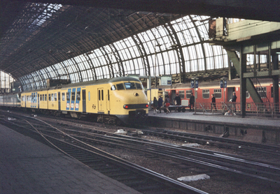 22221 Afbeelding van een electrisch treinstel mat. 1964 (plan V) van de N.S. op spoor 13 van het N.S.-station Amsterdam ...
